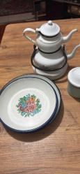 Vintage Emaye Çaydanlık Takımı, 3 Adet emaye sahan 1 adet Kupa-İnce Emaye, Romanya'da Üretilmiştir-Siyah Saplı ve Kenarlı Beyaz Emaye. Retro çiftlik evi dekoru