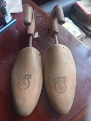 Meccedes markalı  1950 li yıllara ait bir çift ESKİ AHŞAP AYAKKABI KALIBI