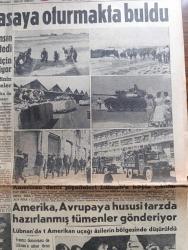 Hürriyet Gazetesi -  Turkish Newspaper - 20 Temmuz 1958 - Rusya çıkar yolu masaya oturmakta buldu - Kruşçef bir Yıldırım mesajı ile konferansın 22 temmuz'da Cenevre'de toplanmasını istedi - Amerikan deniz piyadeleri Lübnan'a böyle çıktılar fotoğraflar - Doktor Fazıl Küçük Kıbrıs'a Türk birliklerinin gelmesini istedi - Lefkoşa'da EOKA'ya karşı Türk kadınları gösteri yaptı fotoğraf - Amerika Avrupa'ya hususi tarzda hazırlanmış tümenler gönderiyor - Ortadoğu sarılıyor İngilizler Dün libya'ya kadar asker çıkardılar - ordinaryus profesör Tahir Taner'in açıklaması - İsmet İnönü iktidara iç münakaşada itidal tavsiyesinde bulundu - İstanbul'da bugün bu gece sinema ve tiyatro programı - Zeki Müren Tepebaşı bahçesinde - Ingrid Bergman ile Rosselini boşandı fotoğraf - Mediha Demirkıran Büyükdere beyazparkta - futbol federasyonunun dünkü Yeni kararı ile Türkiye ligi Bu yıl yapılacak - Fenerbahçe Defterdar maçı fotoğraf - Kınalı Burgaz iddialı futbol karşılaşması bugün yapılıyor - atletizm Bayramı
