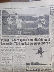 Hürriyet Gazetesi -  Turkish Newspaper - 20 Temmuz 1958 - Rusya çıkar yolu masaya oturmakta buldu - Kruşçef bir Yıldırım mesajı ile konferansın 22 temmuz'da Cenevre'de toplanmasını istedi - Amerikan deniz piyadeleri Lübnan'a böyle çıktılar fotoğraflar - Doktor Fazıl Küçük Kıbrıs'a Türk birliklerinin gelmesini istedi - Lefkoşa'da EOKA'ya karşı Türk kadınları gösteri yaptı fotoğraf - Amerika Avrupa'ya hususi tarzda hazırlanmış tümenler gönderiyor - Ortadoğu sarılıyor İngilizler Dün libya'ya kadar asker çıkardılar - ordinaryus profesör Tahir Taner'in açıklaması - İsmet İnönü iktidara iç münakaşada itidal tavsiyesinde bulundu - İstanbul'da bugün bu gece sinema ve tiyatro programı - Zeki Müren Tepebaşı bahçesinde - Ingrid Bergman ile Rosselini boşandı fotoğraf - Mediha Demirkıran Büyükdere beyazparkta - futbol federasyonunun dünkü Yeni kararı ile Türkiye ligi Bu yıl yapılacak - Fenerbahçe Defterdar maçı fotoğraf - Kınalı Burgaz iddialı futbol karşılaşması bugün yapılıyor - atletizm Bayramı