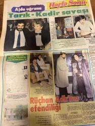 HAFTA SONU GAZETESİ DOĞUM GÜNÜ HEDİYESİ  ( Turkish Newspaper ) - 13 OCAK 1984 - TAM TAKIM 12 SAYFADIR -Hülya Koçyiğit-Tarık Akan-Kadir İnanır-Türkan Şoray-Rüçhan Adlı-Nazan Şoray-Zeynep Aksu-Lisa Gaye-Nigar Uluerer-Filiz Akın-Zeki Müren-Necati Ateş-Haldun Kutlu-Şelen Büke-Yener Ateş-Hülya Avşar-Emel Sayın-Recep Kaymak Hülya için 2. kanser korkusu-1979 yılında sağlık kaygısıyla çıktığı geziyi tekrarlıyor-Hülya Koçyiğit ölüme mi gidiyor?-Hastalık üstüne hastalık… Dert üstüne dert…-Baba-kız için çileli bekleyiş-Çökmüş… Bitmiş… Erimiş…-Ajda uğruna Tarık-Kadir savaşı-Rüçhan Adlı’nın efendiliği-Nazan Şoray’ı ağlatan paket-Güzele ne yakışmaz-Nigar Uluerer’in evinde köpek düğünü-Filiz Akın gözleri yaşlı gitti-Aşçıbaşının kanına girdiler-“Sanat Güneşi”ni yine kandıramadılar-Veda gecesi-Hülya Avşar’dan “köşeyi dönme” sanatı-Recep Kaymak felakete gidiyor Londra yolculuğu en son buluşma-Yeşilçam’da iki “Süperstar” için oyun üstüne oyun sergiliyorlar-Rüçhan Adlı ünlü yıldıza jestlerin en büyüğünü y