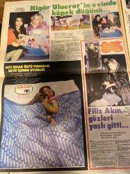 HAFTA SONU GAZETESİ DOĞUM GÜNÜ HEDİYESİ  ( Turkish Newspaper ) - 13 OCAK 1984 - TAM TAKIM 12 SAYFADIR -Hülya Koçyiğit-Tarık Akan-Kadir İnanır-Türkan Şoray-Rüçhan Adlı-Nazan Şoray-Zeynep Aksu-Lisa Gaye-Nigar Uluerer-Filiz Akın-Zeki Müren-Necati Ateş-Haldun Kutlu-Şelen Büke-Yener Ateş-Hülya Avşar-Emel Sayın-Recep Kaymak Hülya için 2. kanser korkusu-1979 yılında sağlık kaygısıyla çıktığı geziyi tekrarlıyor-Hülya Koçyiğit ölüme mi gidiyor?-Hastalık üstüne hastalık… Dert üstüne dert…-Baba-kız için çileli bekleyiş-Çökmüş… Bitmiş… Erimiş…-Ajda uğruna Tarık-Kadir savaşı-Rüçhan Adlı’nın efendiliği-Nazan Şoray’ı ağlatan paket-Güzele ne yakışmaz-Nigar Uluerer’in evinde köpek düğünü-Filiz Akın gözleri yaşlı gitti-Aşçıbaşının kanına girdiler-“Sanat Güneşi”ni yine kandıramadılar-Veda gecesi-Hülya Avşar’dan “köşeyi dönme” sanatı-Recep Kaymak felakete gidiyor Londra yolculuğu en son buluşma-Yeşilçam’da iki “Süperstar” için oyun üstüne oyun sergiliyorlar-Rüçhan Adlı ünlü yıldıza jestlerin en büyüğünü y