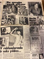 HAFTA SONU GAZETESİ DOĞUM GÜNÜ HEDİYESİ  ( Turkish Newspaper ) - 13 OCAK 1984 - TAM TAKIM 12 SAYFADIR -Hülya Koçyiğit-Tarık Akan-Kadir İnanır-Türkan Şoray-Rüçhan Adlı-Nazan Şoray-Zeynep Aksu-Lisa Gaye-Nigar Uluerer-Filiz Akın-Zeki Müren-Necati Ateş-Haldun Kutlu-Şelen Büke-Yener Ateş-Hülya Avşar-Emel Sayın-Recep Kaymak Hülya için 2. kanser korkusu-1979 yılında sağlık kaygısıyla çıktığı geziyi tekrarlıyor-Hülya Koçyiğit ölüme mi gidiyor?-Hastalık üstüne hastalık… Dert üstüne dert…-Baba-kız için çileli bekleyiş-Çökmüş… Bitmiş… Erimiş…-Ajda uğruna Tarık-Kadir savaşı-Rüçhan Adlı’nın efendiliği-Nazan Şoray’ı ağlatan paket-Güzele ne yakışmaz-Nigar Uluerer’in evinde köpek düğünü-Filiz Akın gözleri yaşlı gitti-Aşçıbaşının kanına girdiler-“Sanat Güneşi”ni yine kandıramadılar-Veda gecesi-Hülya Avşar’dan “köşeyi dönme” sanatı-Recep Kaymak felakete gidiyor Londra yolculuğu en son buluşma-Yeşilçam’da iki “Süperstar” için oyun üstüne oyun sergiliyorlar-Rüçhan Adlı ünlü yıldıza jestlerin en büyüğünü y