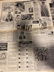 HAFTA SONU GAZETESİ DOĞUM GÜNÜ HEDİYESİ  ( Turkish Newspaper ) - 13 OCAK 1984 - TAM TAKIM 12 SAYFADIR -Hülya Koçyiğit-Tarık Akan-Kadir İnanır-Türkan Şoray-Rüçhan Adlı-Nazan Şoray-Zeynep Aksu-Lisa Gaye-Nigar Uluerer-Filiz Akın-Zeki Müren-Necati Ateş-Haldun Kutlu-Şelen Büke-Yener Ateş-Hülya Avşar-Emel Sayın-Recep Kaymak Hülya için 2. kanser korkusu-1979 yılında sağlık kaygısıyla çıktığı geziyi tekrarlıyor-Hülya Koçyiğit ölüme mi gidiyor?-Hastalık üstüne hastalık… Dert üstüne dert…-Baba-kız için çileli bekleyiş-Çökmüş… Bitmiş… Erimiş…-Ajda uğruna Tarık-Kadir savaşı-Rüçhan Adlı’nın efendiliği-Nazan Şoray’ı ağlatan paket-Güzele ne yakışmaz-Nigar Uluerer’in evinde köpek düğünü-Filiz Akın gözleri yaşlı gitti-Aşçıbaşının kanına girdiler-“Sanat Güneşi”ni yine kandıramadılar-Veda gecesi-Hülya Avşar’dan “köşeyi dönme” sanatı-Recep Kaymak felakete gidiyor Londra yolculuğu en son buluşma-Yeşilçam’da iki “Süperstar” için oyun üstüne oyun sergiliyorlar-Rüçhan Adlı ünlü yıldıza jestlerin en büyüğünü y