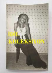 OYA GERMAN'IN ORİJİNAL FOTOĞRAFI 18 x 12 cm EBADINDA - OYA GERMAN EVİNDE SANDALYEYE OTURUP POZ VERİRKEN ÇEKİLMİŞ BİR KARE