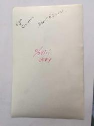 OYA GERMAN'IN ORİJİNAL FOTOĞRAFI 18 x 12 cm EBADINDA - OYA GERMAN EVİNDE SANDALYEYE OTURUP POZ VERİRKEN ÇEKİLMİŞ BİR KARE