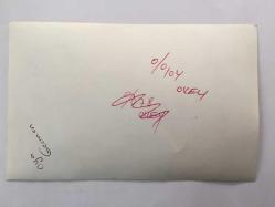 OYA GERMAN'IN ORİJİNAL FOTOĞRAFI 18 x 11 cm EBADINDA - OYA GERMAN YERE UZANIP 45'LİK PLAKLARIYLA POZ VERİRKEN ÇEKİLMİŞ BİR KARE