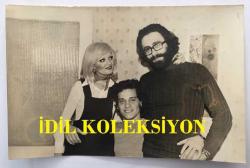 ŞARKICI NECO ve OYA GERMAN'IN ORİJİNAL FOTOĞRAFI 18 x 12 cm EBADINDA - OYA GERMAN ve NECO BİRLİKTE POZ VERİRKEN ÇEKİLMİŞ BİR KARE