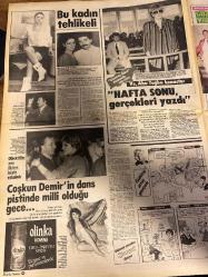 HAFTA SONU GAZETESİ DOĞUM GÜNÜ HEDİYESİ  ( Turkish Newspaper ) - 6 MAYIS 1983 - TAM TAKIM 12 SAYFADIR -Emel Sayın-Müjde Ar-Bülent Ersoy-Fikri Yaramaz-Banu Alkan-İnci Assoy-Nur Askent-Coşkun Demir-Ebru Ersoy-Perihan Savaş-İbrahim Tatlıses-Derya Tuna-Ahu Tuğba-Taner Şener-Zeki Müren-Sezen Aksu-Murat Soydan-Muazzez Abacı-Ahmet Ümit-Vedat Araz-Sadettin Teksoy Emel Sayın’a saldıran deli konuştu: “Beni bu aşk çıldırttı”-Olaydan bir gün sonra: Bu kurban deli İrfan’a kurban-İşte delinin mektubu-Müjde Ar’ın da bir delisi vardı-Bülent Ersoy’u Berlin’de kapattılar-“Fuar’da sahneden kopmuştum… Fuar’da sahneye çıkacağım”-Göçmen güzelinden bir yıldız böyle doğdu-Güzele ne yakışmaz-Bu kadın tehlikeli-İbo’nun tatlı belası-Ve ikinci aşk-Coşkun Demir’in dans pistinde milli olduğu gece-“Hafta Sonu gerçekleri yazdı”-“Affet beni paşam”-Yeşilköy’de kucaklaşma-Gizli nikahın fotoğrafları-Muazzez Abacı gazino dünyasını bir kez daha karıştırdı Emel Sayın basın mensuplarına gönlünü verdi-Yasaların boşluğunda ve