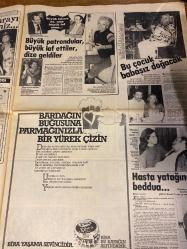 HAFTA SONU GAZETESİ DOĞUM GÜNÜ HEDİYESİ  ( Turkish Newspaper ) - 6 MAYIS 1983 - TAM TAKIM 12 SAYFADIR -Emel Sayın-Müjde Ar-Bülent Ersoy-Fikri Yaramaz-Banu Alkan-İnci Assoy-Nur Askent-Coşkun Demir-Ebru Ersoy-Perihan Savaş-İbrahim Tatlıses-Derya Tuna-Ahu Tuğba-Taner Şener-Zeki Müren-Sezen Aksu-Murat Soydan-Muazzez Abacı-Ahmet Ümit-Vedat Araz-Sadettin Teksoy Emel Sayın’a saldıran deli konuştu: “Beni bu aşk çıldırttı”-Olaydan bir gün sonra: Bu kurban deli İrfan’a kurban-İşte delinin mektubu-Müjde Ar’ın da bir delisi vardı-Bülent Ersoy’u Berlin’de kapattılar-“Fuar’da sahneden kopmuştum… Fuar’da sahneye çıkacağım”-Göçmen güzelinden bir yıldız böyle doğdu-Güzele ne yakışmaz-Bu kadın tehlikeli-İbo’nun tatlı belası-Ve ikinci aşk-Coşkun Demir’in dans pistinde milli olduğu gece-“Hafta Sonu gerçekleri yazdı”-“Affet beni paşam”-Yeşilköy’de kucaklaşma-Gizli nikahın fotoğrafları-Muazzez Abacı gazino dünyasını bir kez daha karıştırdı Emel Sayın basın mensuplarına gönlünü verdi-Yasaların boşluğunda ve