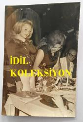 OYA GERMAN'IN ORİJİNAL FOTOĞRAFI 18 x 12 cm EBADINDA - KALİPSU KRALİÇESİ OYA GERMAN'IN ANNESİ AYTEN GERMAN DOSTLARIYLA BİRLİKTE 45'İNCİ YAŞ GÜNÜNÜ KUTLARKEN ÇEKİLMİŞ BİR KARE, 7 TEMMUZ 1973