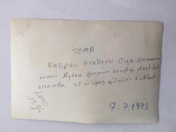 OYA GERMAN'IN ORİJİNAL FOTOĞRAFI 18 x 12 cm EBADINDA - KALİPSU KRALİÇESİ OYA GERMAN'IN ANNESİ AYTEN GERMAN DOSTLARIYLA BİRLİKTE 45'İNCİ YAŞ GÜNÜNÜ KUTLARKEN ÇEKİLMİŞ BİR KARE, 7 TEMMUZ 1973