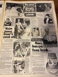 HAFTA SONU GAZETESİ DOĞUM GÜNÜ HEDİYESİ  ( Turkish Newspaper ) - 5 AĞUSTOS 1983 - TAM TAKIM 12 SAYFADIR -Muazzez Abacı-Ajda Pekkan-Ayten Gökçer-Zülfü Livaneli-Tarık Akan-Gülden Karaböcek-Alpay-Zerrin Özer-Oya Aydoğan-Güngör Bayrak-Kudret Şandra-Ahmet Özhan-Kuzey Vargın-Franco Nero-Neriman Uğurlu-Suha Özgermi-Vedat Araz-Kamil Başaran-Sami Başaran Bu evi Muazzez Abacı’ya kim aldı?-Kızım için yaşıyorum Kızım için yaşayacağım-Ajda’nın ağladığı gece-Ve yağmurdan sonra-Zülfü ile İstanbul sokaklarında-Güzele ne yakışmaz-Zeki Müren Şov-Gâvur Dağları’nda gâvur işkencesi-Oğlum için savaşırım-İşte yeni baştan yaratılan Zerrin-Gazino operasyonu-Oya Aydoğan için silahlar konuştu-Bu yuva Güngör Bayrak yüzünden yıkıldı-Bizim James Dean’e yazık oldu-Hacı hacıya fena kızdı Hayatında ilk kez bir yuvaya sahip olmanın mutluluğunu yaşıyor-20 milyonu gözünü kırpmadan sayan bir hovarda mı yoksa Abacı’nın dördüncü kez evleneceği adam mı?-Bu gözyaşları ne zaman dinecek?-Bu da sevgi sağanağı-Polislerle hatıra f