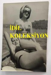 OYA GERMAN'IN ORİJİNAL FOTOĞRAFI 18 x 12 cm EBADINDA - KALİPSU KRALİÇESİ OYA GERMAN ARKADAŞIYLA BİRLİKTE DENİZDE TEKNENİN ÜZERİNDE BİKİNİSİYLE POZ VERİRKEN ÇEKİLMİŞ BİR KARE