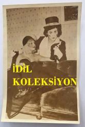 ŞARKICI NECO ve OYA GERMAN'IN ORİJİNAL FOTOĞRAFI 18 x 12 cm EBADINDA - KALİPSU KRALİÇESİ OYA GERMAN ve PALYAÇO MAKYAJI YAPAN NECO BİRLİKTE POZ VERİRKEN ÇEKİLMİŞ BİR KARE