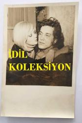 ŞARKICI NECO ve OYA GERMAN'IN ORİJİNAL FOTOĞRAFI 18 x 12 cm EBADINDA - KALİPSU KRALİÇESİ OYA GERMAN ve KAZA SONRASI YÜZÜNDE YARA OLUŞAN NECO'YA SARILIRKEN ÇEKİLMİŞ BİR KARE