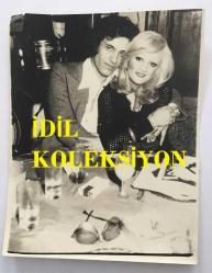 ŞARKICI NECO ve OYA GERMAN'IN ORİJİNAL FOTOĞRAFI 15 x 12 cm EBADINDA - KALİPSU KRALİÇESİ OYA GERMAN ve ŞARKICI NECO YEMEK SIRASINDA BİRBİRLERİNE SARILIP POZ VERİRLERKEN ÇEKİLMİŞ BİR KARE