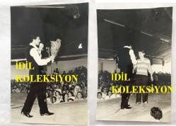 TÜRK HALK MÜZİĞİ SANATÇISI YILDIRAY ÇINAR'IN ORİJİNAL 2'Lİ FOTOĞRAF SETİ - 18 x 12 cm EBADINDA - YILDIRAY ÇINAR SAHNE ALDIĞI KONSERDE TÜRKÜ OKUDUĞU SIRADA KENDİSİNE BİR BUKET ÇİÇEK GETİREN HAYRANINDAN ÇİÇEKLERİ ALIRKEN ÇEKİLMİŞ 2 FARKLI KARE