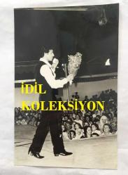 TÜRK HALK MÜZİĞİ SANATÇISI YILDIRAY ÇINAR'IN ORİJİNAL 2'Lİ FOTOĞRAF SETİ - 18 x 12 cm EBADINDA - YILDIRAY ÇINAR SAHNE ALDIĞI KONSERDE TÜRKÜ OKUDUĞU SIRADA KENDİSİNE BİR BUKET ÇİÇEK GETİREN HAYRANINDAN ÇİÇEKLERİ ALIRKEN ÇEKİLMİŞ 2 FARKLI KARE