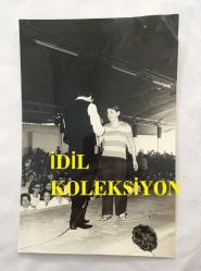 TÜRK HALK MÜZİĞİ SANATÇISI YILDIRAY ÇINAR'IN ORİJİNAL 2'Lİ FOTOĞRAF SETİ - 18 x 12 cm EBADINDA - YILDIRAY ÇINAR SAHNE ALDIĞI KONSERDE TÜRKÜ OKUDUĞU SIRADA KENDİSİNE BİR BUKET ÇİÇEK GETİREN HAYRANINDAN ÇİÇEKLERİ ALIRKEN ÇEKİLMİŞ 2 FARKLI KARE