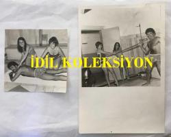 TÜRK HALK MÜZİĞİ SANATÇISI YILDIRAY ÇINAR'IN ORİJİNAL 2'Lİ FOTOĞRAF SETİ - 18 x 12 cm ve 9 x 9 cm EBADINDA - YILDIRAY ÇINAR HAMAMDA 2 GENÇ KIZLA EĞLENİRKEN ÇEKİLMİŞ 2 FARKLI KARE