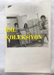 TÜRK HALK MÜZİĞİ SANATÇISI YILDIRAY ÇINAR'IN ORİJİNAL 2'Lİ FOTOĞRAF SETİ - 18 x 12 cm ve 9 x 9 cm EBADINDA - YILDIRAY ÇINAR HAMAMDA 2 GENÇ KIZLA EĞLENİRKEN ÇEKİLMİŞ 2 FARKLI KARE