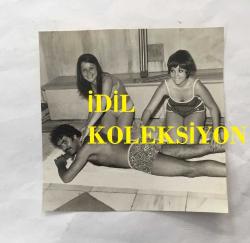 TÜRK HALK MÜZİĞİ SANATÇISI YILDIRAY ÇINAR'IN ORİJİNAL 2'Lİ FOTOĞRAF SETİ - 18 x 12 cm ve 9 x 9 cm EBADINDA - YILDIRAY ÇINAR HAMAMDA 2 GENÇ KIZLA EĞLENİRKEN ÇEKİLMİŞ 2 FARKLI KARE