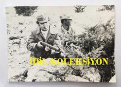 TÜRK HALK MÜZİĞİ SANATÇISI YILDIRAY ÇINAR'IN ORİJİNAL 3'LÜ FOTOĞRAF SETİ - 18 x 12 cm EBADINDA - YILDIRAY ÇINAR, KIBRIS BARIŞ HAREKATI SONRASINDA TRT EKİBİYLE BİRLİKTE KIBRIS'A GİDİP ŞEHİT ÇOCUKLAR YARARINA KONSER VERDİ. YILDIRAY ÇINAR MÜCAHİTLERLE BİRLİKTE ATIŞ TALİMİ YAPARKEN ve SAZ ÇALIP TÜRKÜ OKURKEN ÇEKİLMİŞ 3 FARKLI KARE