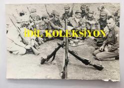 TÜRK HALK MÜZİĞİ SANATÇISI YILDIRAY ÇINAR'IN ORİJİNAL 3'LÜ FOTOĞRAF SETİ - 18 x 12 cm EBADINDA - YILDIRAY ÇINAR, KIBRIS BARIŞ HAREKATI SONRASINDA TRT EKİBİYLE BİRLİKTE KIBRIS'A GİDİP ŞEHİT ÇOCUKLAR YARARINA KONSER VERDİ. YILDIRAY ÇINAR MÜCAHİTLERLE BİRLİKTE ATIŞ TALİMİ YAPARKEN ve SAZ ÇALIP TÜRKÜ OKURKEN ÇEKİLMİŞ 3 FARKLI KARE