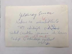 TÜRK HALK MÜZİĞİ SANATÇISI YILDIRAY ÇINAR'IN ORİJİNAL 3'LÜ FOTOĞRAF SETİ - 18 x 12 cm EBADINDA - YILDIRAY ÇINAR, KIBRIS BARIŞ HAREKATI SONRASINDA TRT EKİBİYLE BİRLİKTE KIBRIS'A GİDİP ŞEHİT ÇOCUKLAR YARARINA KONSER VERDİ. YILDIRAY ÇINAR MÜCAHİTLERLE BİRLİKTE ATIŞ TALİMİ YAPARKEN ve SAZ ÇALIP TÜRKÜ OKURKEN ÇEKİLMİŞ 3 FARKLI KARE