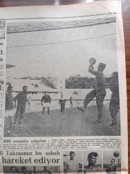 Hürriyet Gazetesi - Turkish Newspaper - 6 Aralık 1955 - dün yaptığı basın toplantısını 50 gazetecinin takip ettiği  Vali Fahrettin Kerim Gökay ayrılıyor - İstanbul valisi ve belediye başkan vekili ordinaryus Profesör Fahrettin Kerim Gökay basın kuşları ile konuşarak Gökay bilmecesini çözerken fotoğraf - Tevzi edilmek üzere 30 bin ton zeytinyağı geldi fotoğraf - mısır'dan kamyon kauçuk tops çuval ve yedek parça alıyoruz - elektrikli trenler eskilerden farksız - Demokrat Parti mebusları da meclise yeni bir seçim kanunu getiriyor - Mükerrem Sarol'un Demokrat partiden ihracı çıkmaza giriyor fotoğraf - Kısıklı soygunu - yavru kurtlar fotoğraf - aşk ve macera romanı Yasak Rüya çizen Faruk Geç - kalbimin kadınları yazan A.J. Cronin Yazı Dizisi - Hitleri ben yaktım yazan Heinz Linge Yazı Dizisi - Muammer Karaca'nın Cibali Karakolu - Turgay Şeren Ordu takımıyla pakistan'a gidecek fotoğraf - Beşiktaş bir Alman takımı getirtiyor - İngiltere lig maçları - milli namzetler çalışırken fotoğraf