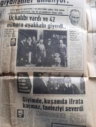 Hürriyet Pazar Extra Gazetesi - Turkish Newspaper - 10 Kasım 1963 - Fahrettin Altay o günü anlatıyor - Batmayan Güneş - Atatürk Dolmabahçe sarayı'nın bahçesinde fotoğraf - dolmabahçe'de ebedi uykusunda fotoğraf - Atatürk'ün idam fermanı fotoğraf - karar vermiştik cenaze namazı sarayda kılınacaktı - olur sultanım siz sadece emredin biz o haini idama bile mahkum ederiz yazan Metin Soysal - Damat Ferit - Atatürk'ü giydirenler anlatıyor - gömlekçisi Petro Martino anlatıyor fotoğraf - Atatürk'ün terzisi Jan Pilüris fotoğraf - giyimde kuşamda ifrata kaçmaz fanteziyi severdi - Atatürk'ün kunduracısı  Onufri Karkilidis fotoğraf - Atatürk'ün kullandığı iki marka yazan Mithat Sertoğlu - Büyük kurtarıcıya ait 3 hatıra - dünya basını Atatürk için neler yazmıştı - Doktor Nazım Şakir anlatıyor Sakarya muharebesi'ne giderken üç kaburga kemiği de kırıktı - milli mücadelenin ilk günlerinde Atatürk Çerkes Ethem ve Kazım Özalp yanyana fotoğraf - Atatürk Denizi çok severdi fotoğraf - Kurtuluş mücadelesi
