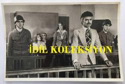 TÜRK HALK MÜZİĞİ SANATÇISI YILDIRAY ÇINAR'IN ORİJİNAL FOTOĞRAFI - 18 x 12 cm EBADINDA - YILDIRAY ÇINAR BİR YEŞİLÇAM FİLMİ SAHNESİNDE (AŞK ve ADALET 1978) MERAL ZEREN ve SUNA YILDIZOĞLU'YLA MAHKEMEDE DURUŞMA ANINDAYKEN ÇEKİLMİŞ BİR KARE