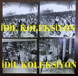 TÜRK HALK MÜZİĞİ SANATÇISI YILDIRAY ÇINAR'IN ORİJİNAL 4'LÜ FOTOĞRAF SETİ - 17 x 17 cm EBADINDA - YILDIRAY ÇINAR, HANIMLAR MATİNESİNDE 3 SAAT SÜREN ve SAHNEYE KOYUN-KOÇ GETİRDİĞİ KONSERDE TÜRKÜ OKURKEN ÇEKİLMİŞ 4 FARKLI KARE... ÖZEL ARŞİV