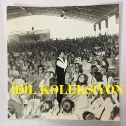 TÜRK HALK MÜZİĞİ SANATÇISI YILDIRAY ÇINAR'IN ORİJİNAL 4'LÜ FOTOĞRAF SETİ - 17 x 17 cm EBADINDA - YILDIRAY ÇINAR, HANIMLAR MATİNESİNDE 3 SAAT SÜREN ve SAHNEYE KOYUN-KOÇ GETİRDİĞİ KONSERDE TÜRKÜ OKURKEN ÇEKİLMİŞ 4 FARKLI KARE... ÖZEL ARŞİV