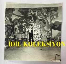 TÜRK HALK MÜZİĞİ SANATÇISI YILDIRAY ÇINAR'IN ORİJİNAL 4'LÜ FOTOĞRAF SETİ - 17 x 17 cm EBADINDA - YILDIRAY ÇINAR, HANIMLAR MATİNESİNDE 3 SAAT SÜREN ve SAHNEYE KOYUN-KOÇ GETİRDİĞİ KONSERDE TÜRKÜ OKURKEN ÇEKİLMİŞ 4 FARKLI KARE... ÖZEL ARŞİV