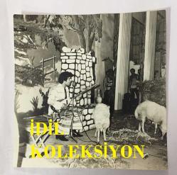 TÜRK HALK MÜZİĞİ SANATÇISI YILDIRAY ÇINAR'IN ORİJİNAL 4'LÜ FOTOĞRAF SETİ - 17 x 17 cm EBADINDA - YILDIRAY ÇINAR, HANIMLAR MATİNESİNDE 3 SAAT SÜREN ve SAHNEYE KOYUN-KOÇ GETİRDİĞİ KONSERDE TÜRKÜ OKURKEN ÇEKİLMİŞ 4 FARKLI KARE... ÖZEL ARŞİV