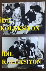 TÜRK HALK MÜZİĞİ SANATÇISI YILDIRAY ÇINAR'IN ORİJİNAL BÜYÜK BOY 2'Lİ FOTOĞRAF SETİ - 24 x 18 cm EBADINDA - YILDIRAY ÇINAR 3 GENÇ HANIMLA BİRLİKTE OTURUP SAZ ÇALARKEN ÇEKİLMİŞ 2 FARKLI KARE... ÖZEL ARŞİV