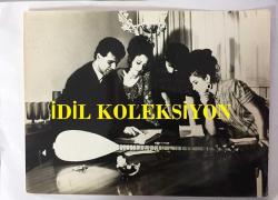 TÜRK HALK MÜZİĞİ SANATÇISI YILDIRAY ÇINAR'IN ORİJİNAL BÜYÜK BOY 2'Lİ FOTOĞRAF SETİ - 24 x 18 cm EBADINDA - YILDIRAY ÇINAR 3 GENÇ HANIMLA BİRLİKTE OTURUP SAZ ÇALARKEN ÇEKİLMİŞ 2 FARKLI KARE... ÖZEL ARŞİV