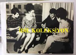 TÜRK HALK MÜZİĞİ SANATÇISI YILDIRAY ÇINAR'IN ORİJİNAL BÜYÜK BOY 2'Lİ FOTOĞRAF SETİ - 24 x 18 cm EBADINDA - YILDIRAY ÇINAR 3 GENÇ HANIMLA BİRLİKTE OTURUP SAZ ÇALARKEN ÇEKİLMİŞ 2 FARKLI KARE... ÖZEL ARŞİV