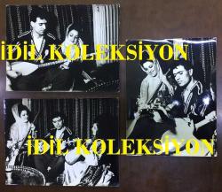 TÜRK HALK MÜZİĞİ SANATÇISI YILDIRAY ÇINAR'IN ORİJİNAL BÜYÜK BOY 3'LÜ FOTOĞRAF SETİ - 24 x 18 cm EBADINDA - YILDIRAY ÇINAR YÖRESEL KIYAFETLER GİYİNMİŞ 2 GENÇ HANIMLA BİRLİKTE OTURUP SAZ ÇALARKEN ÇEKİLMİŞ 3 FARKLI KARE... ÖZEL ARŞİV