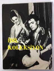 TÜRK HALK MÜZİĞİ SANATÇISI YILDIRAY ÇINAR'IN ORİJİNAL BÜYÜK BOY 3'LÜ FOTOĞRAF SETİ - 24 x 18 cm EBADINDA - YILDIRAY ÇINAR YÖRESEL KIYAFETLER GİYİNMİŞ 2 GENÇ HANIMLA BİRLİKTE OTURUP SAZ ÇALARKEN ÇEKİLMİŞ 3 FARKLI KARE... ÖZEL ARŞİV