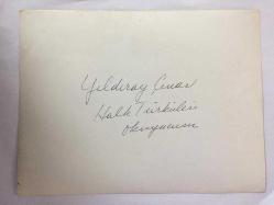 TÜRK HALK MÜZİĞİ SANATÇISI YILDIRAY ÇINAR'IN ORİJİNAL BÜYÜK BOY 3'LÜ FOTOĞRAF SETİ - 24 x 18 cm EBADINDA - YILDIRAY ÇINAR YÖRESEL KIYAFETLER GİYİNMİŞ 2 GENÇ HANIMLA BİRLİKTE OTURUP SAZ ÇALARKEN ÇEKİLMİŞ 3 FARKLI KARE... ÖZEL ARŞİV