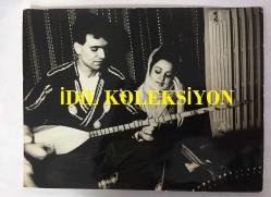 TÜRK HALK MÜZİĞİ SANATÇISI YILDIRAY ÇINAR'IN ORİJİNAL BÜYÜK BOY 3'LÜ FOTOĞRAF SETİ - 24 x 18 cm EBADINDA - YILDIRAY ÇINAR YÖRESEL KIYAFETLER GİYİNMİŞ 2 GENÇ HANIMLA BİRLİKTE OTURUP SAZ ÇALARKEN ÇEKİLMİŞ 3 FARKLI KARE... ÖZEL ARŞİV