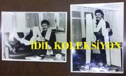 TÜRK HALK MÜZİĞİ SANATÇISI YILDIRAY ÇINAR'IN ORİJİNAL BÜYÜK BOY 2'Lİ FOTOĞRAF SETİ - 24 x 18 cm EBADINDA - YILDIRAY ÇINAR HAYRANLARININ YOLLADIĞI ve UZUNLUĞU 20 METREYİ BULAN MEKTUPLARI OKURKEN ÇEKİLMİŞ 2 FARKLI KARE... ÖZEL ARŞİV