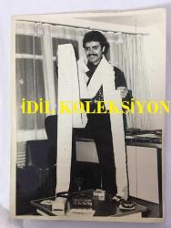 TÜRK HALK MÜZİĞİ SANATÇISI YILDIRAY ÇINAR'IN ORİJİNAL BÜYÜK BOY 2'Lİ FOTOĞRAF SETİ - 24 x 18 cm EBADINDA - YILDIRAY ÇINAR HAYRANLARININ YOLLADIĞI ve UZUNLUĞU 20 METREYİ BULAN MEKTUPLARI OKURKEN ÇEKİLMİŞ 2 FARKLI KARE... ÖZEL ARŞİV