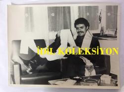 TÜRK HALK MÜZİĞİ SANATÇISI YILDIRAY ÇINAR'IN ORİJİNAL BÜYÜK BOY 2'Lİ FOTOĞRAF SETİ - 24 x 18 cm EBADINDA - YILDIRAY ÇINAR HAYRANLARININ YOLLADIĞI ve UZUNLUĞU 20 METREYİ BULAN MEKTUPLARI OKURKEN ÇEKİLMİŞ 2 FARKLI KARE... ÖZEL ARŞİV