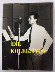 TÜRK HALK MÜZİĞİ SANATÇISI YILDIRAY ÇINAR'IN ORİJİNAL BÜYÜK BOY FOTOĞRAFI - 24 x 18 cm EBADINDA - YILDIRAY ÇINAR STÜDYODA MİKROFONA TÜRKÜ OKURKEN ÇEKİLMİŞ BİR KARE... ÖZEL ARŞİV