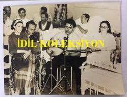 TÜRK HALK MÜZİĞİ SANATÇISI YILDIRAY ÇINAR'IN ORİJİNAL BÜYÜK BOY FOTOĞRAFI - 24 x 18 cm EBADINDA - YILDIRAY ÇINAR, GÜLHANE ASKERİ TIP AKADEMİSİ'NDEKİ HASTALARA KONSER VERİRKEN ÇEKİLMİŞ BİR KARE... ÖZEL ARŞİV