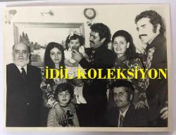 TÜRK HALK MÜZİĞİ SANATÇISI YILDIRAY ÇINAR'IN ORİJİNAL BÜYÜK BOY FOTOĞRAFI - 24 x 18 cm EBADINDA - YILDIRAY ÇINAR SEVDİKLERİYLE BİRLİKTE TOPLUCA AİLE POZU VERİP KUCAĞINDA ÇOCUĞU TUTARKEN ÇEKİLMİŞ BİR KARE... ÖZEL ARŞİV